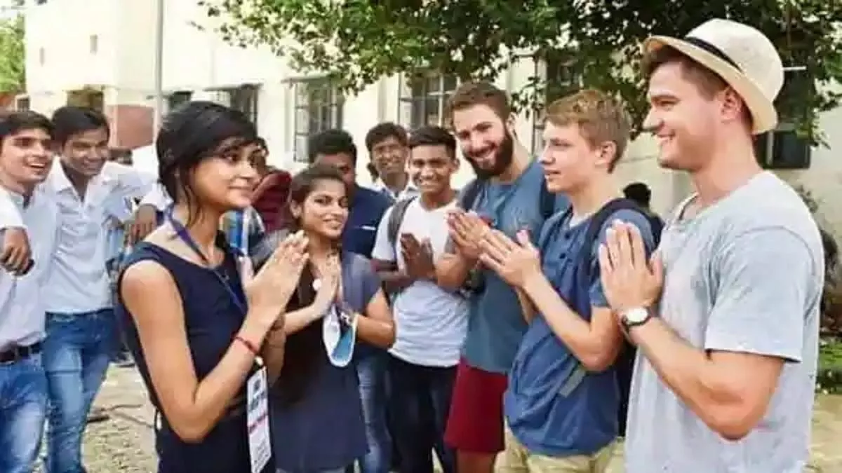 ब्रिटेन में विदेशी छात्रों को काम करने के लिए मिलेगा अधिक समय।