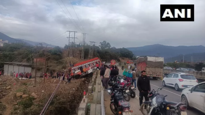 जम्मू-श्रीनगर राष्ट्रीय राजमार्ग पर यात्री बस पलटी, छह लोग हुए घायल