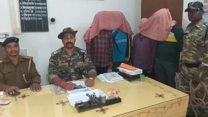 चाईबासा पुलिस ने नक्सलियों द्वारा लगाये गए 10 आईईडी बम को किया बरामद है।