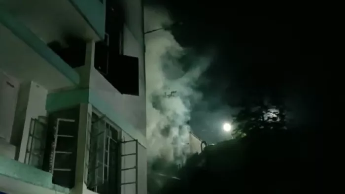 धनबाद के सीसी हाजरा मेमोरियल हॉस्पिटल में लगी भीषण आग