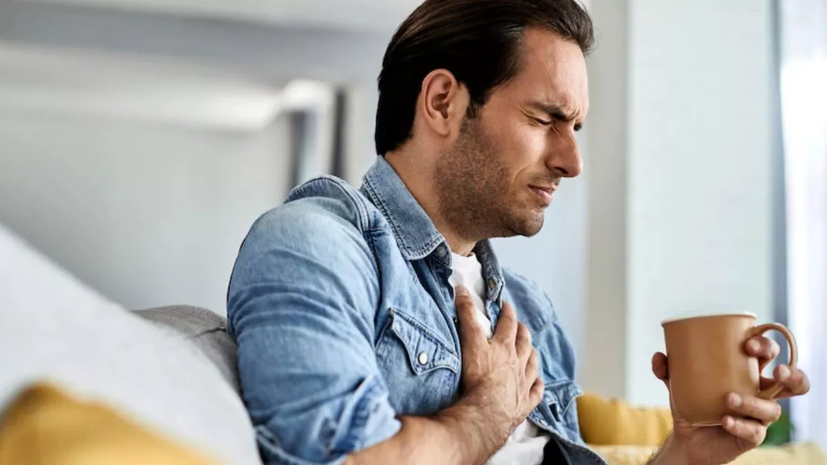 Symptoms Of Heart Attack: हार्ट अटैक आने से पहले शरीर में दिखाई देते हैं ये लक्षण, फौरन हो जाएं अलर्ट