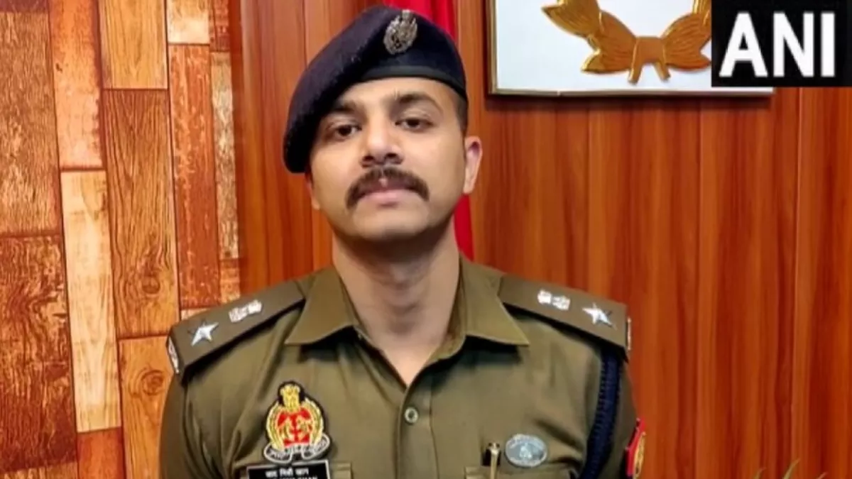 नोएडा में 4 लाख की रिश्वत लेते हुए दारोगा गिरफ्तार, पुलिस कमिश्नर ने किया बर्खास्त। फोटो सोर्स- एएनआई।