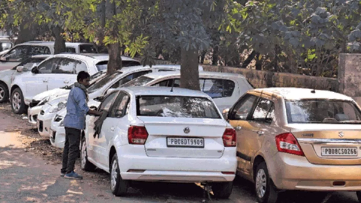 अवैध पार्किंग का जाल, सालों से सर्विसलेन बेहाल