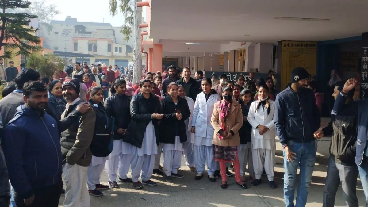 Moradabad News: जिला अस्पताल में ओपीडी बंद।