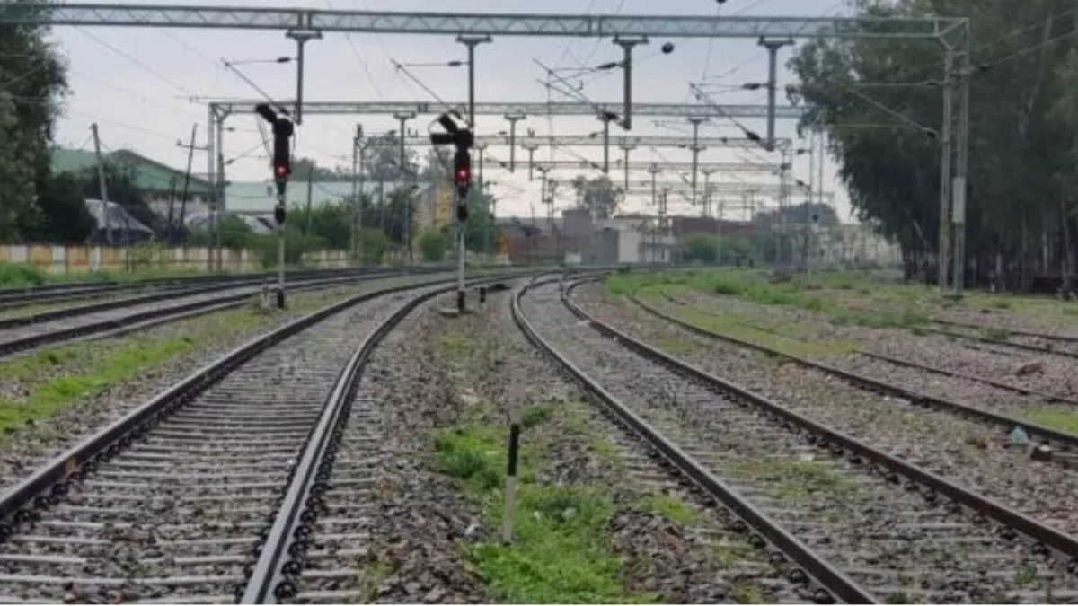 दिल्ली के नरेला रेलवे ट्रैक पर महिला व 2 बच्चों की संदिग्ध परिस्थिति में मौत
