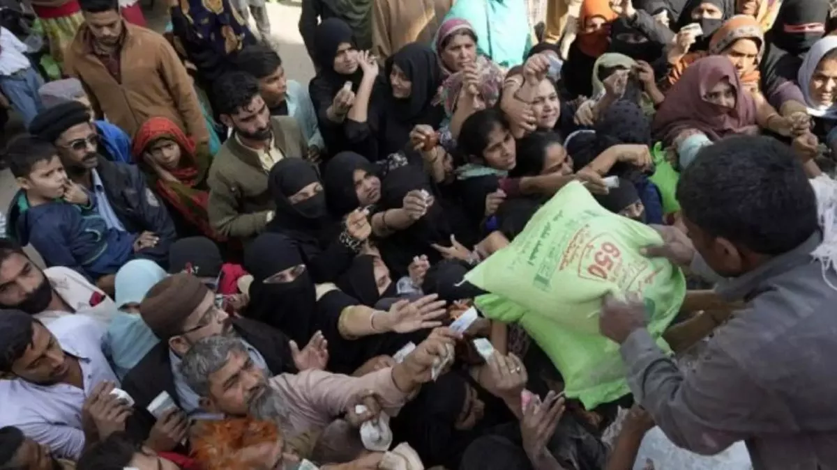 Pakistan: भुखमरी की कगार पर पाकिस्तान, गेहूं के भीषण संकट से आटे के लिए हो रही मारामारी, दाम आसमान पर