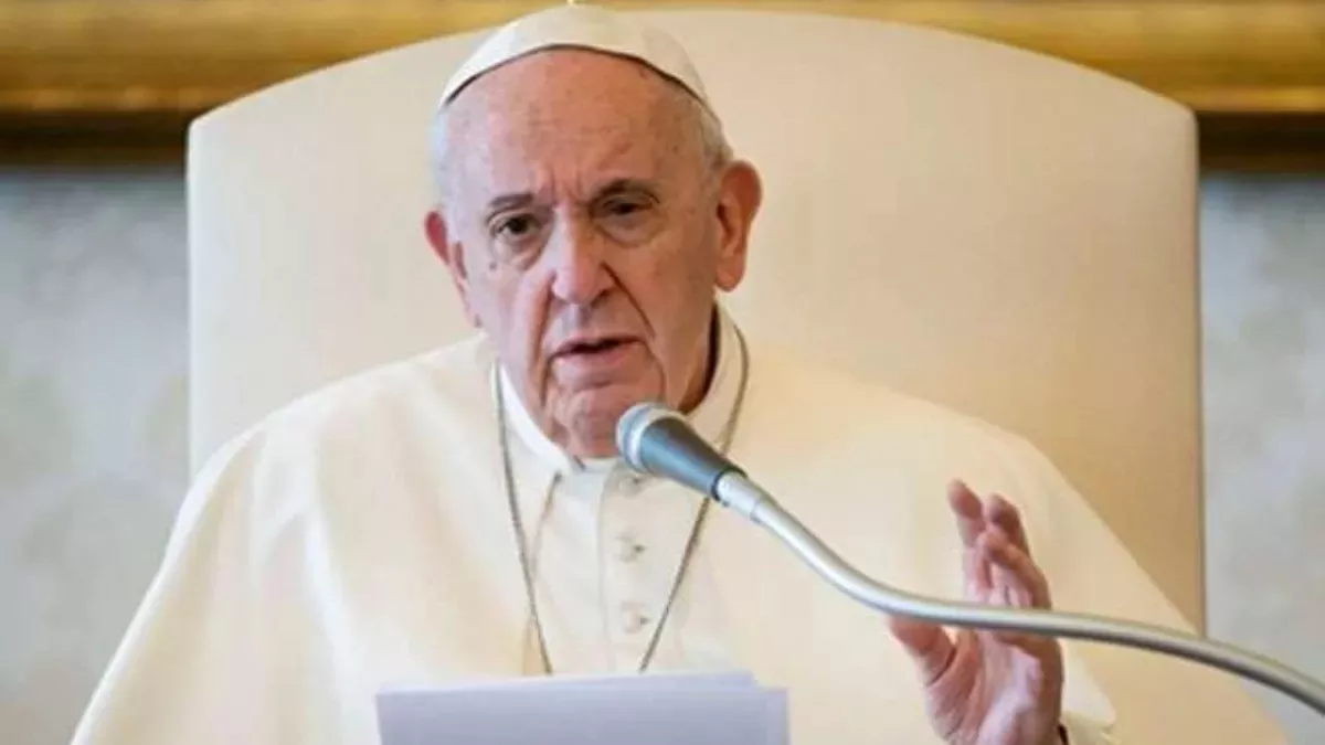 पोप फ्रांसिस ने समलैंगिकता को अपराध बताने वाले लोगों को बताया गलत।