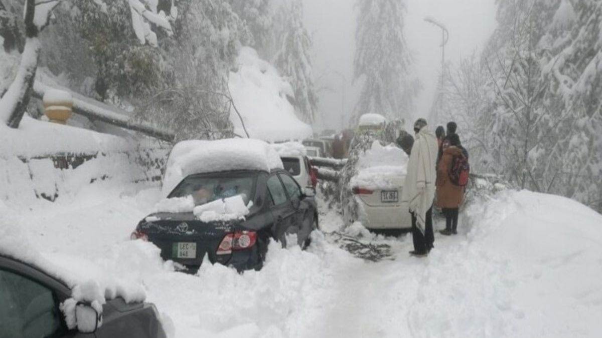 https://www.jagranimages.com/images/newimg/28012023/28_01_2023-snow_driving_23311279.jpg