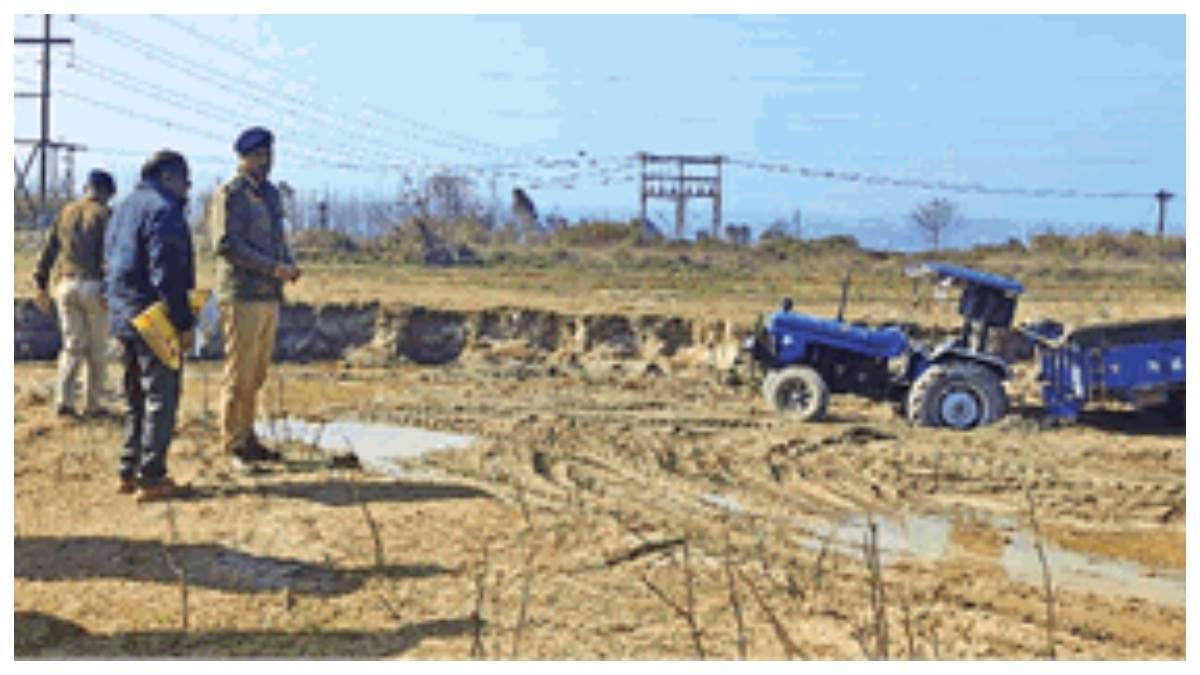 una illegal mining police arrived on basis of secret information seized 24 vehicles