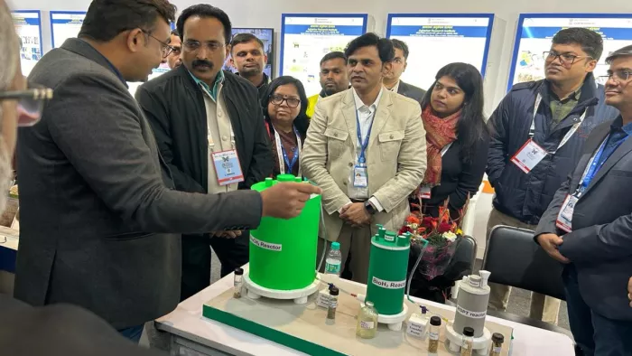 आयोजित भारत अंतरराष्ट्रीय विज्ञान महोत्सव में बायो हाइड्रोजन बनाने के प्रक्रिया की जानकारी लेते इसरो चीफ एस सोमनाथ।
