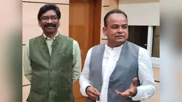 JMM और कांग्रेस के बीच बिगड़ रही बात! हेमंत सोरेन से लिपटकर रोए थे नेताजी (फाइल फोटो)