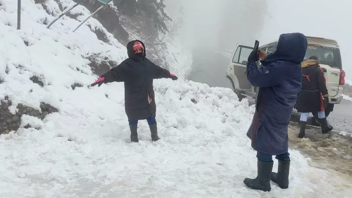 Jammu Weather News: कश्मीर के पहाड़ों पर भी बर्फबारी। फाइल फोटो