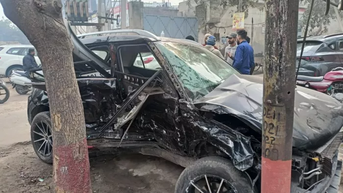 लुटेरो को पकड़वाने के लिए पुलिस लेकर आ रहे युवक को एंडेवर कार ने मारी टक्कर