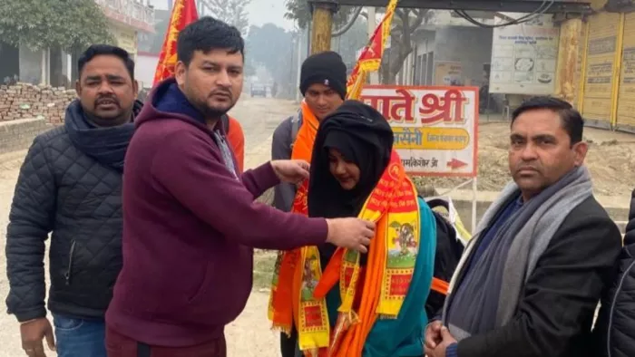 रामलला के दर्शन को मुंबई से पैदल निकली मुस्लिम महिला, कार सवार महिलाओं ने किया विरोध