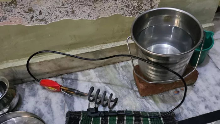 रॉड से पानी गर्म करते हैं तो रहें सावधान।