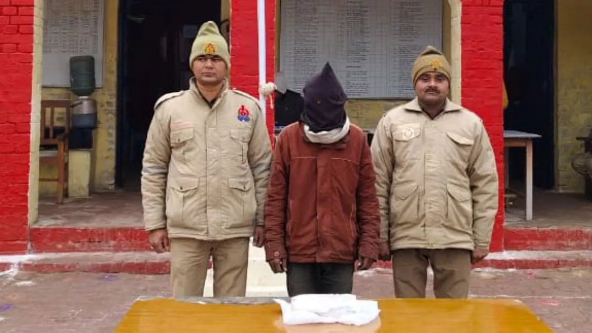 हाथ में सफेद झोला टांगे जा रहा था व्यक्ति, पुलिस ने रोका तो घबराने लगा; तलाशी ली तो उड़े होश