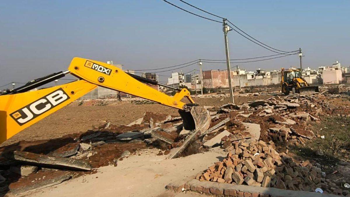 ncr gda demolished illegal colony in ghaziabad modinagar with a bulldozer