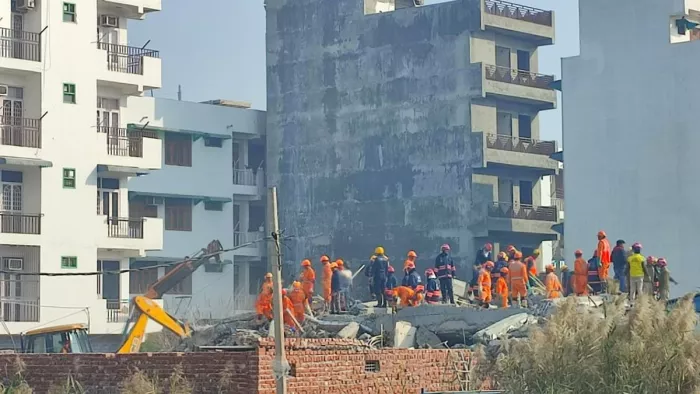मलबा हटा रही एनडीआरएफ की टीम । फोटो- जागरण
