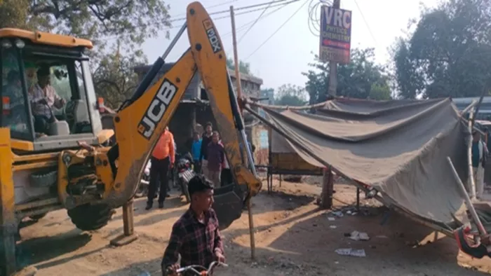 गया के टिकारी में चला बुलडोजर (जागरण फोटो)