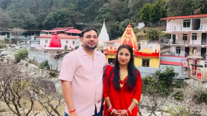 दंपती की आखिरी तस्वीर जो नीब करौरी बाबा मंदिर के पास खींची थी। स्वजन।