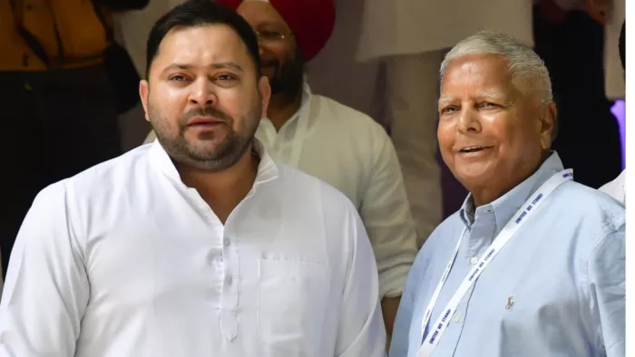 पिता लालू प्रसाद यादव के साथ तेजस्वी यादव। फाइल फोटो