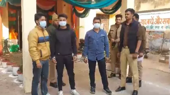 छात्रा से दुष्कर्म के मामले में नई मंडी कोतवाली पुलिस की गिरफ्त में दोनों युवक और कैफे संचालक। सौ. पुलिस