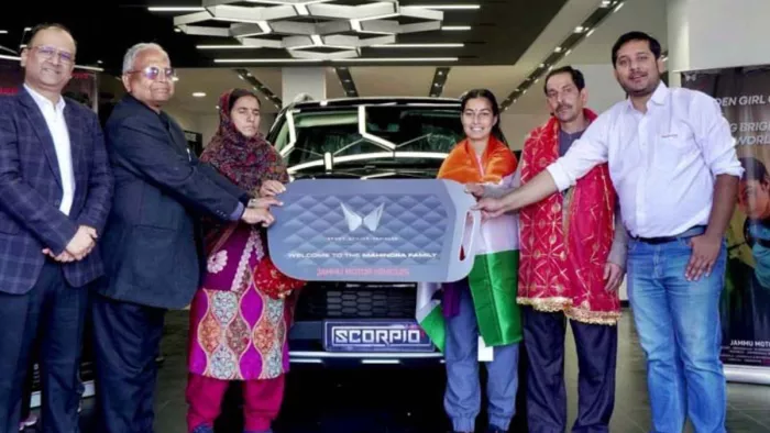 Anand Mahindra ने Sheetal Devi को गिफ्ट की Scorpio-N कार