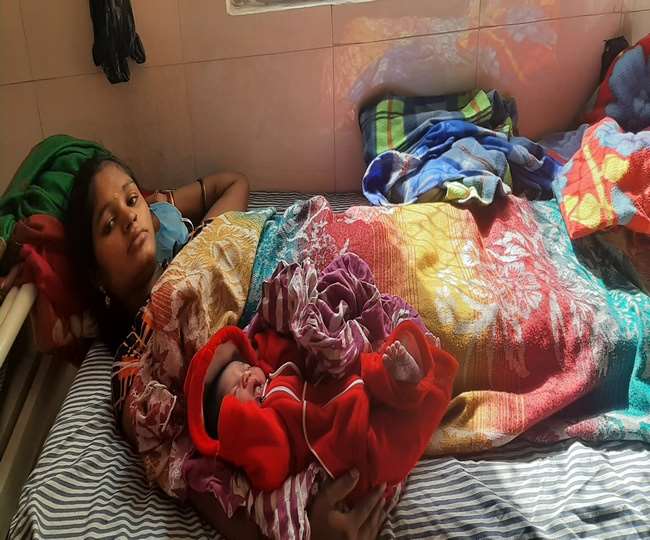 फर्श पर प्रसव होने के बाद लेबर रूम के वार्ड में भर्ती प्रसूता किरण और नवजात