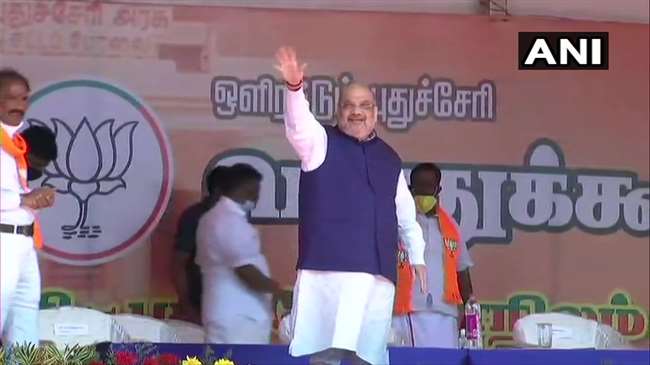 कराईकल में अपने समर्थकों का अभिवादन करते गृह मंत्री अमित शाह। (फोटो- एएनआइ)