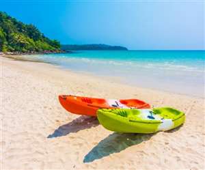 आप कोला बीच पर स्वीमिंग कर सकते हैं।