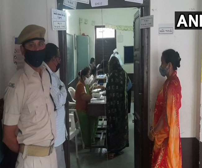 गुजरात में आज नगरपालिका, ज़िला और तालुका पंचायतों के लिए मतदान जारी, तस्वीरें वडोदरा के एक मतदान केंद्र से।