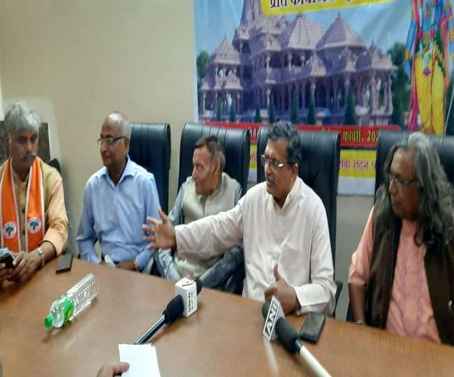 रांची में पत्रकारों से बातचीत करते विहिप के केंद्रीय महामंत्री मिलिंद परांडे ( दाएं से दूसरे), पद्मश्री मुकुंद नायक (दाएं)।