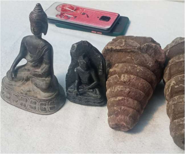 बिहार के गया में अंतर्राष्ट्रीय मूर्ति तस्कर गिरोह के पांच तस्कर गिरफ्तार, 6 मूर्तियों समेत मंदिरों के 4 प्राचीन स्तूप भी बरामद, कीमत 1 करोड़ के पार, बरामद अलग-अलग आकृति की भगवान बुद्ध की मूर्ति व प्राचीन स्तूप। 