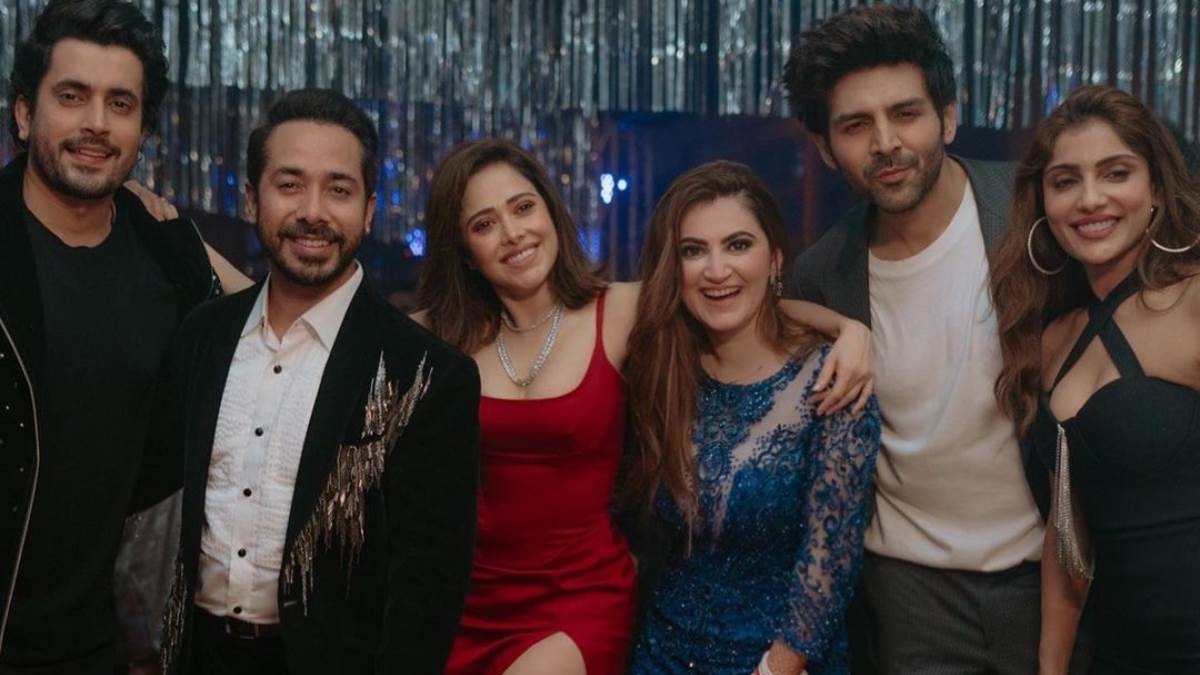 https://www.jagranimages.com/images/newimg/28022023/28_02_2023-abhishek_shivaleeka_wedding_reception_23343356.jpg