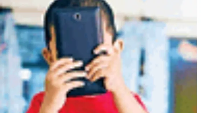 स्कूलों में बच्चे हो रहे प्रताड़ना के शिकार।