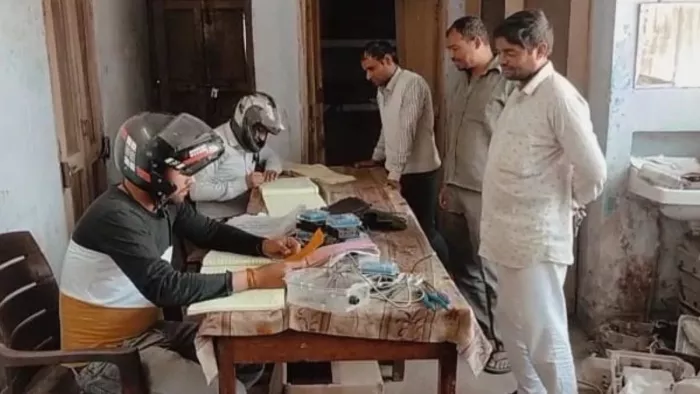 Baghpat News: हेलमेट लगाकर कार्य करते कर्मियों के फोटो प्रसारित होते ही खलबली।