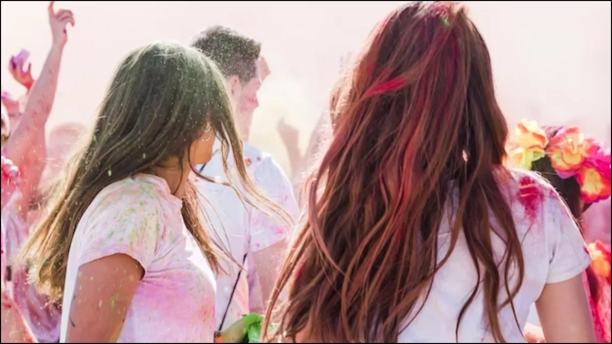 Holi 2023: रंगों के त्योहार में सता रहा है बालों की सुरक्षा का डर, तो होली खेलने से पहले लगाएं ये 3 तरह के तेल