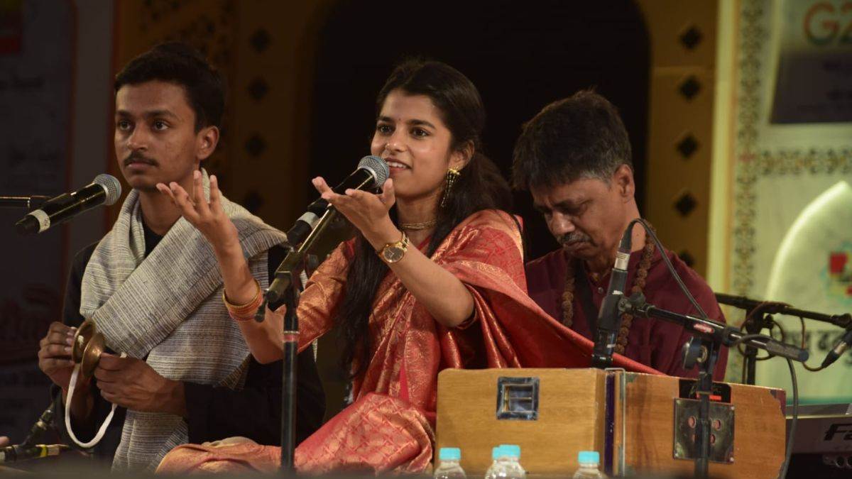 Taj Mahotsav: मैथिली ठाकुर ने छेड़े सुर तो शिल्पग्राम में झूमे दर्शक