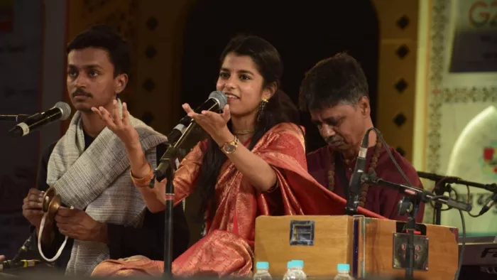 Taj Mahotsav 2023: मैथिली ठाकुर ने छेड़े सुर तो शिल्पग्राम में झूमे दर्शक।