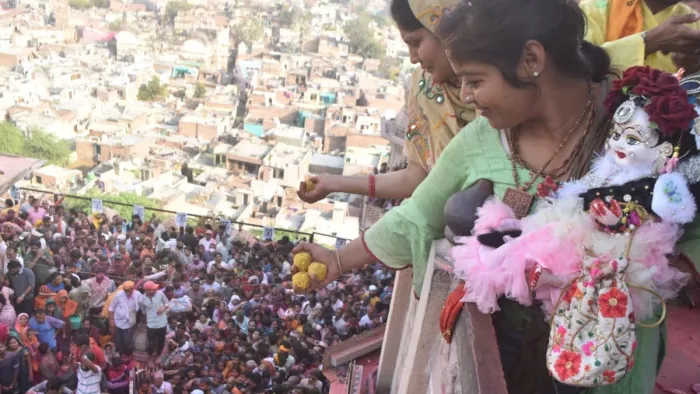 Holi 2023: लड्डू होली पर ब्रह्मांचल पर्वत से बरसे लड्डू।