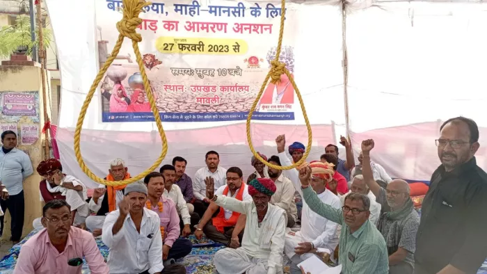 उदयपुर के मावली में मांगों को लेकर बैठे अनशनकारी।