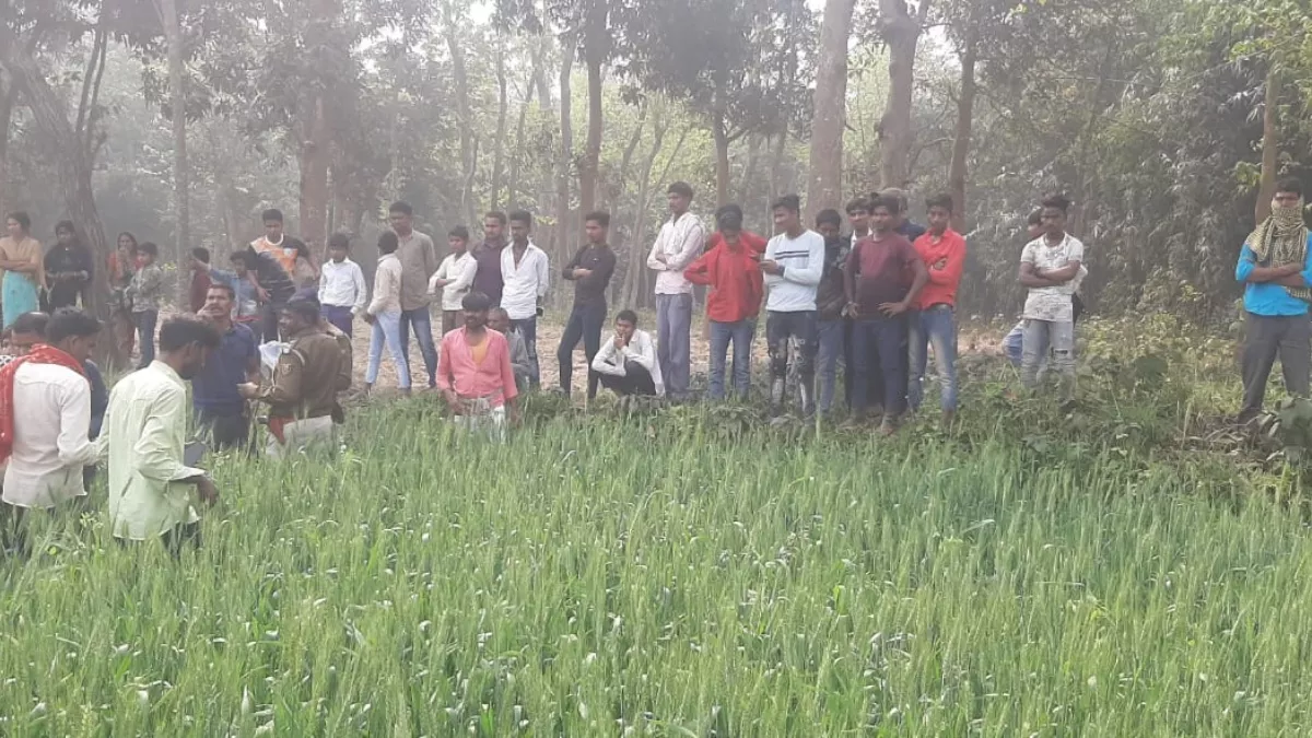 पुरनहिया थाना क्षेत्र के खैरा पहाड़ी गांव स्थित घटनास्थल पर उमड़ी भीड़।