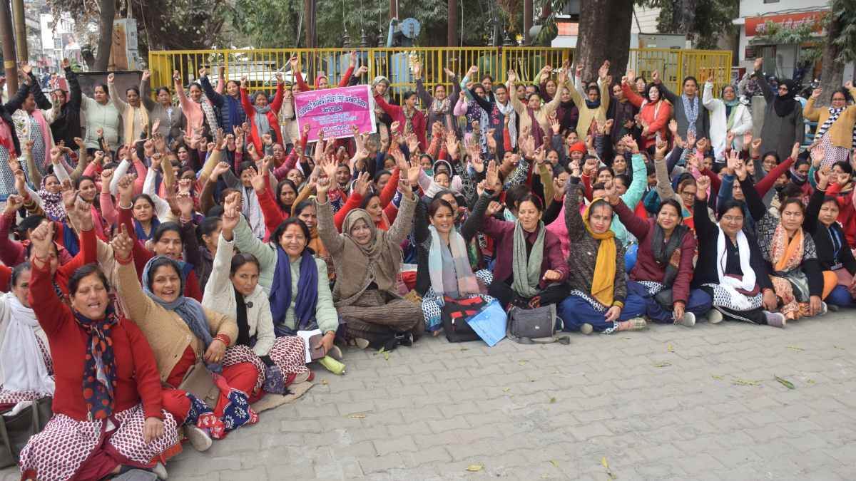 accept demands otherwise children will not be given even polio drops warns anganwadi workers