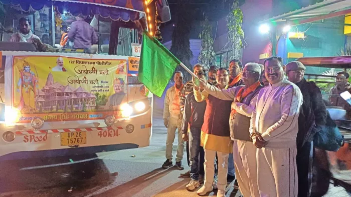 अयोध्याधाम दर्शन के लिए जा रहे बस को हरी झंडी दिखाकर रवाना करते राज्यमंत्री संजय गंगवार के पिता बाबूराम गंगवार