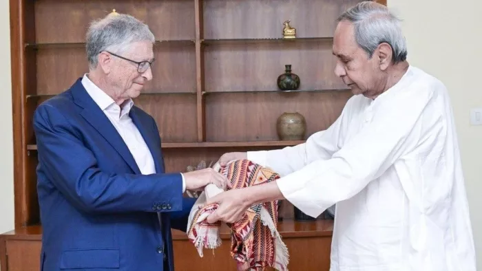 मुख्यमंत्री नवीन पटनायक से मुलाकात करते बिल गेट्स।