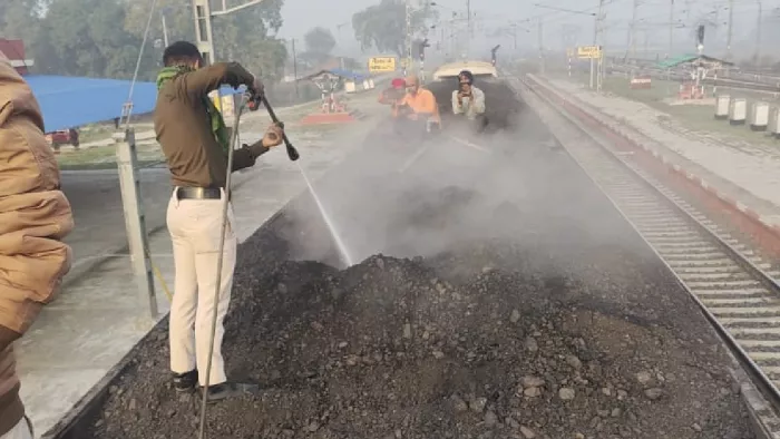 Bihar News: मालगाड़ी के डिब्बे में धधकी आग, 4 घंटे तक पटरी पर दौड़ती रही ट्रेन, ऐसे टला बड़ा हादसा