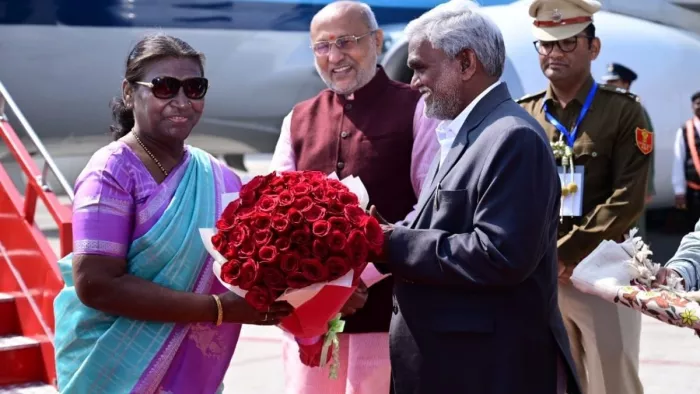 एयरपोर्ट पर राष्ट्रपति का स्वागत करते मुख्यमंत्री चंपई सोरेन और राज्यपाल।