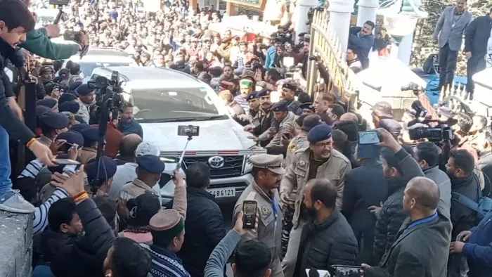 विधानसभा में जैसे ही पहुंचे छह बागी विधायक, कांग्रेसियों ने किया जमकर हंगामा।
