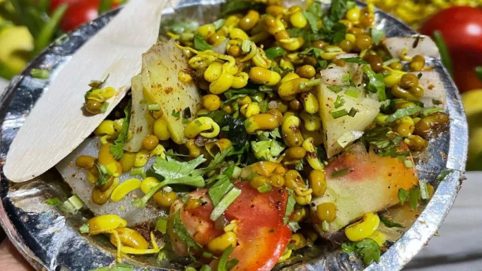 शाम के लिए हेल्दी और टेस्टी स्नैक्स मोठ चाट