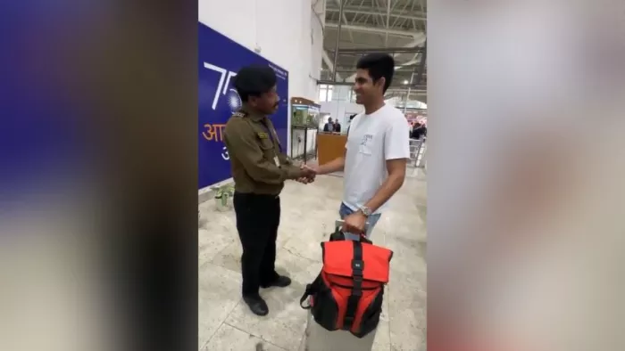 मिंज के पिता से मिले शुभमन गिल। फोटो- स्क्रीन ग्रैब